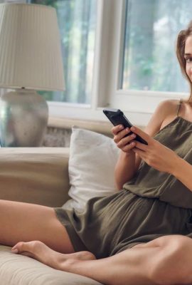 Gadis itu menanggalkan pakaiannya dan berbaring di sofa sambil menatal telefonnya!Kalisy (87P)