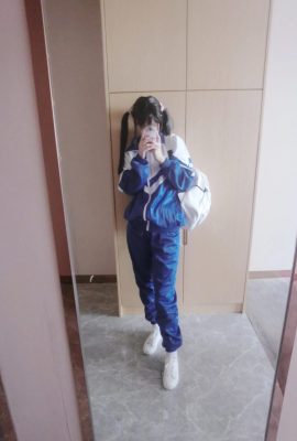 (Twin Ponytail Loli Segao-chan) Selfie seorang gadis beruniform sekolah biru (151P)